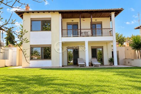 Detached villa with a landscaped garden in Pefkochori, Halkidiki
